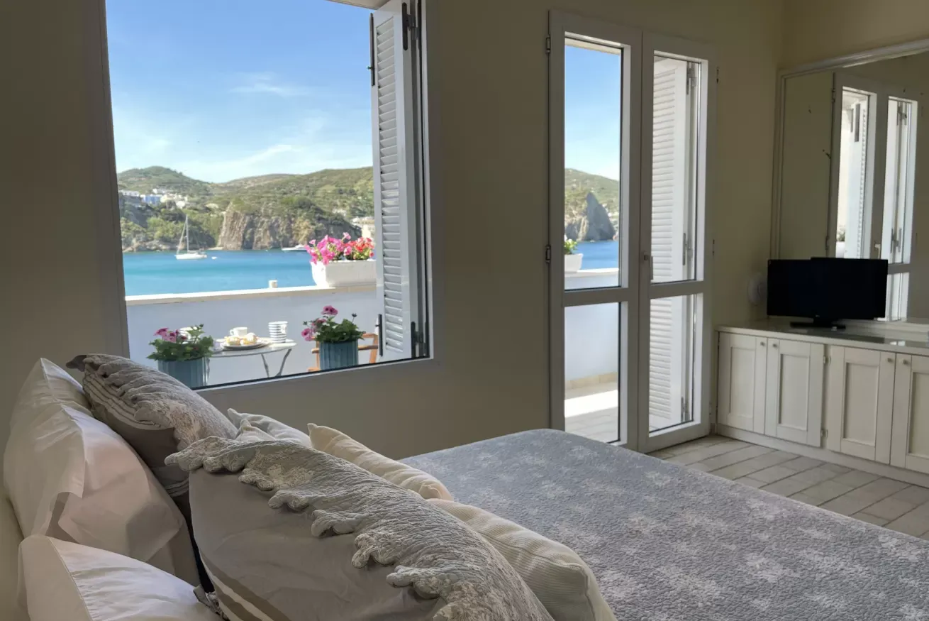Camera da letto con vista sul mare e balcone fiorito