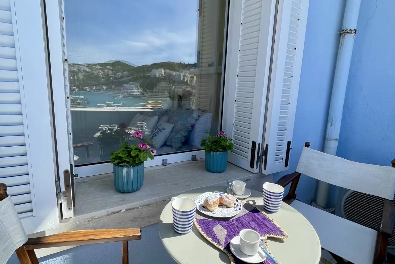 Tavolino con colazione su un balcone affacciato sul mare