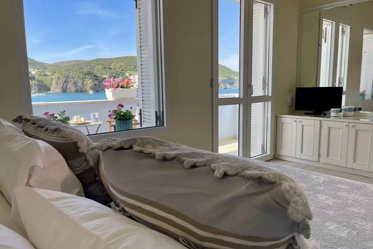 Camera da letto con vista sul mare e terrazza fiorita