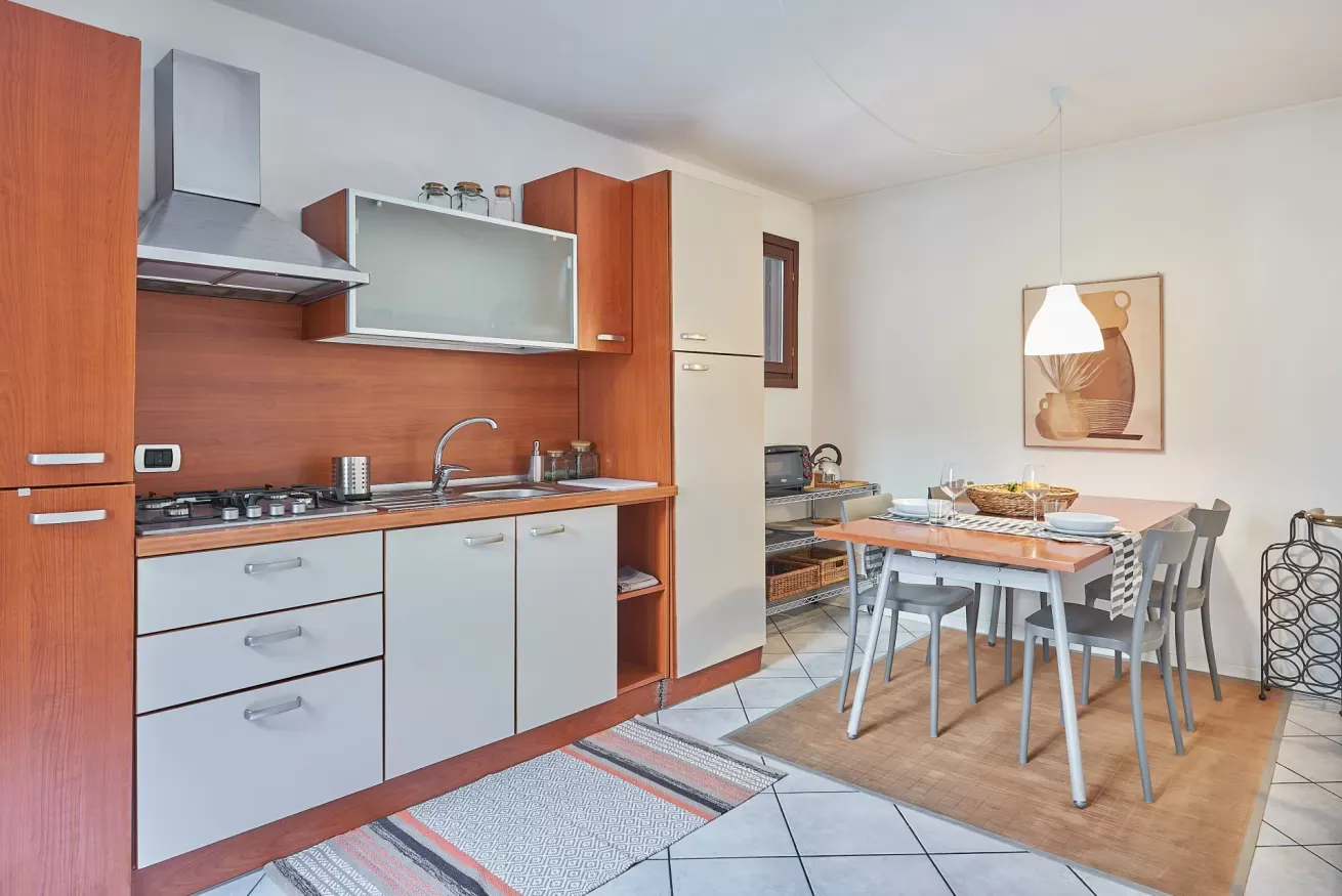 Cucina moderna con tavolo da pranzo apparecchiato e lampada sospesa